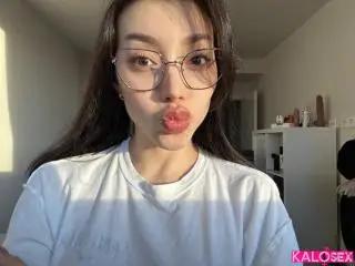 Μια όμορφη κοπέλα διαθέσιμη για τις στιγμές της απόλαυσής σας - 2