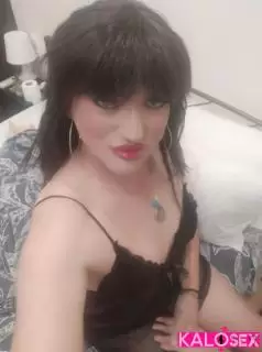 Η πιο καυτή τρανς της πόλης! - 3